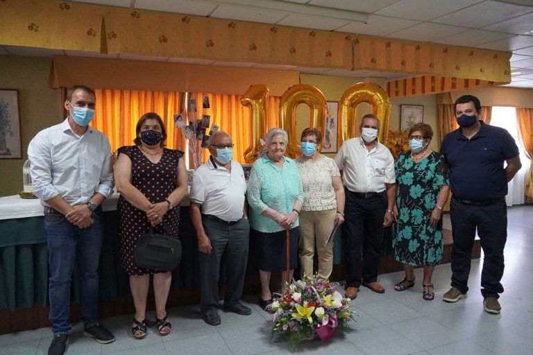 O alcalde de Tui e o concelleiro de Servizos Sociais felicitaron a Leonor Martínez Gándara no seu centenario