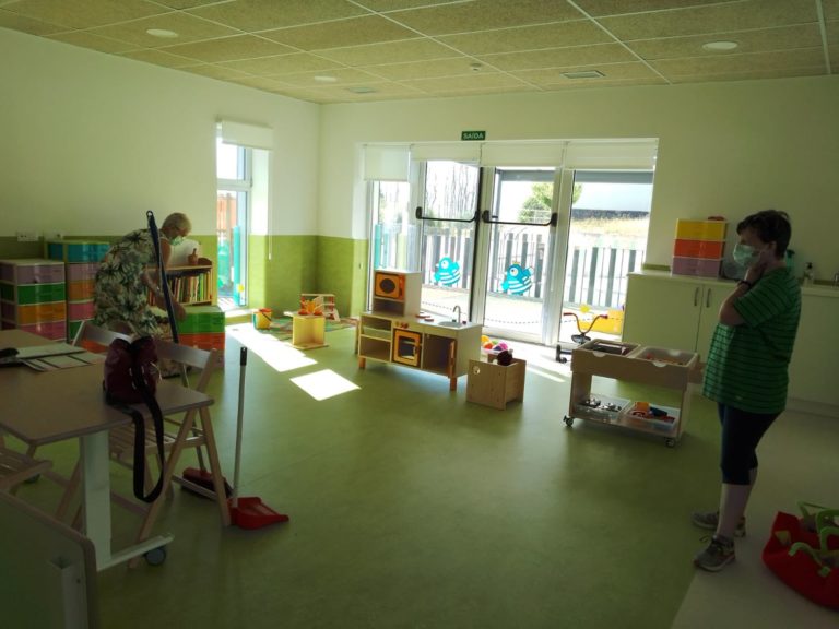 Colocación do mobiliario e traslado do material á nova escola infantil das Neves