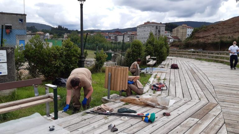 O alumnado traballador do Obradoiro de Emprego de Garantía Xuvenil recupera o mobiliario urbano do paseo de Pexegueiro