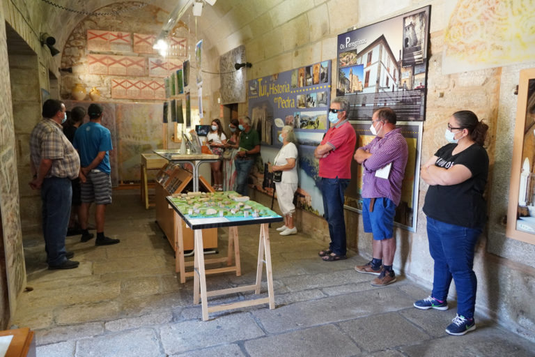 O patrimonio das parroquias tudenses centra a exposición “Pérdete polo rural”