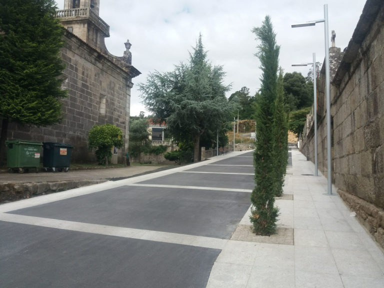 A Deputación remata as obras de mellora da seguridad peoníl no acceso á igrexa de Guláns, en Ponteareas