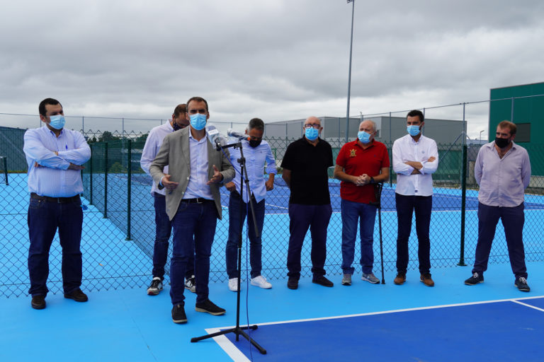 As instalación municipais de tenis en Areas contan agora con tres pistas dobres