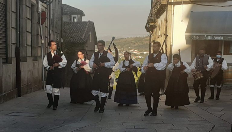 Música na rúa cos grupos Seixos Albos de Areas e Santa Columba de Ribadelouro