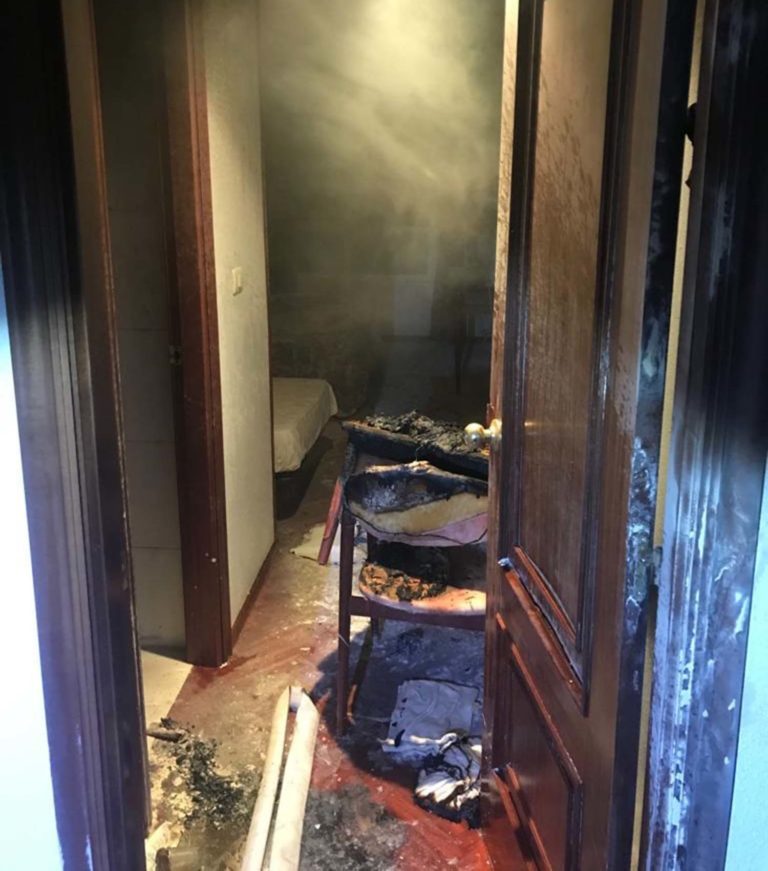A rápida intervención da Policía Local de Ponteareas evita a propagación dun incendio nun hotel da vila