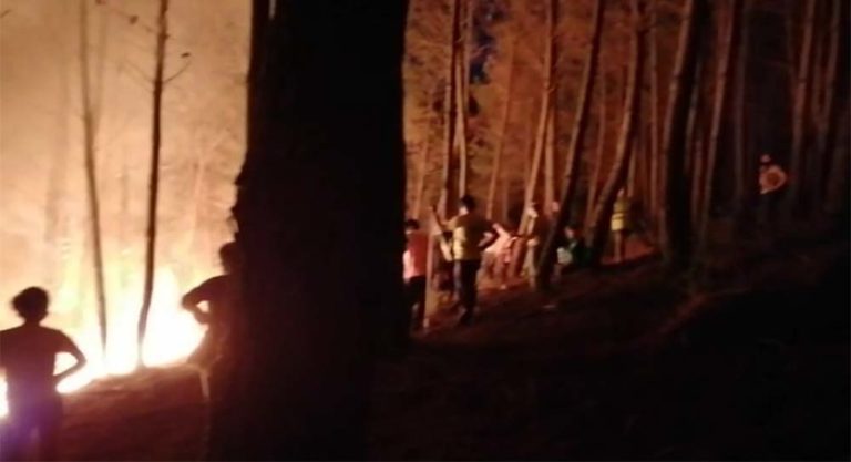 As comunidades de montes de Arcos e Ponteareas piden explicacións á Xunta pola falta de medios no incendio de Bugarín