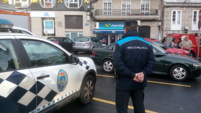 A Policía Local de Ponteareas pon fin a unha festa na que participaban persoas non convivintes e sen máscara de protección