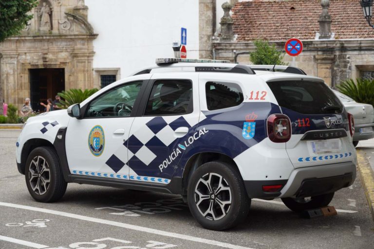 A Policía Local de Tui detén a un varón de 45 anos por tres presuntos delitos