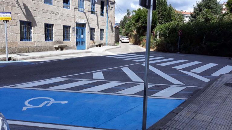 Ponteareas habilita seis novas prazas para persoas con mobilidade reducida na zona do mercado de abastos e Biblioteca Municipal