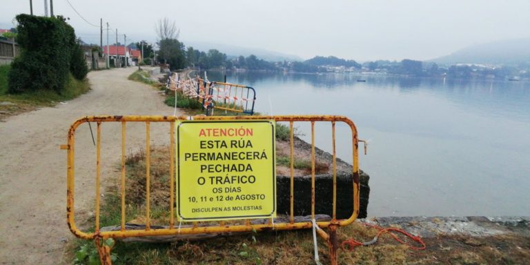A rúa do Paseo da Praia de Cesantes terá  tres días un tramo cortado o tráfico por mor da reparación dun muro de contención