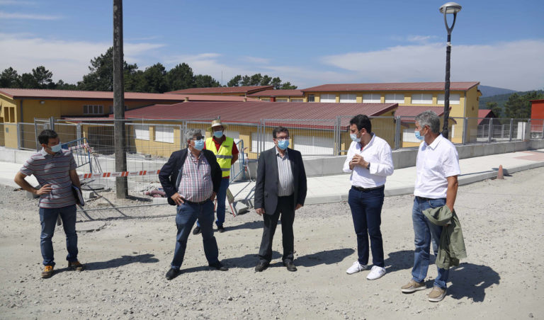 A Deputación pon en valor o centro de Crecente acondicionando a contorna do centro de saúde, colexio, residencia e pavillón de deportes
