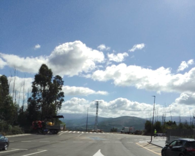 Retírase unha torre de alta tensión en As Neves
