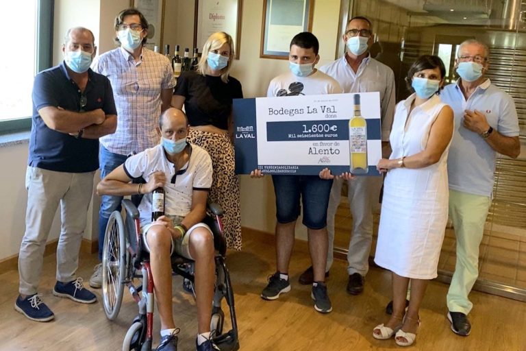 Adegas ‘La Val’ entrega a recadación íntegra do seu ‘La Val Solidario’ á asociación ‘Alento’ de Vigo