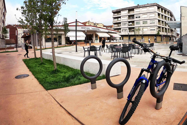 Instalados na praza do Mercado Municipal e Auditorio  os primeiros aparcabicicletas do centro urbano de Ponteareas