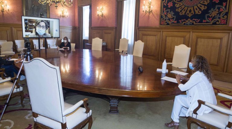 Carmela Silva e Maica Larriba ultiman o reparto das 100.000 máscaras que a Deputación realizará este mércores nos concellos da provincia