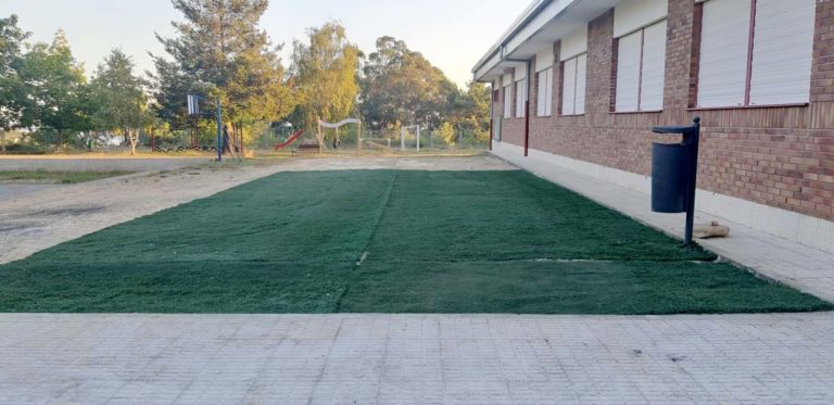O Concello de Baiona instala céspede artificial no CEIP de Belesar