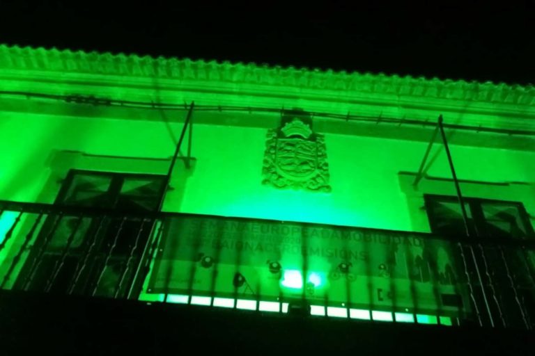 A Casa do Concello de Baiona tínguese de verde para conmemorar o Día Mundial do Alzhéimer