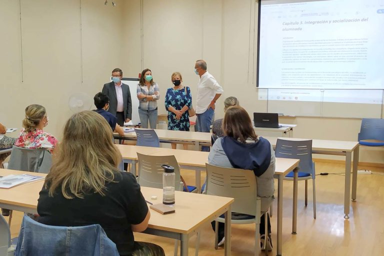 Quince persoas desempregadas de Nigrán poderán participar nun curso de acompañante de comedor e de transporte escolar