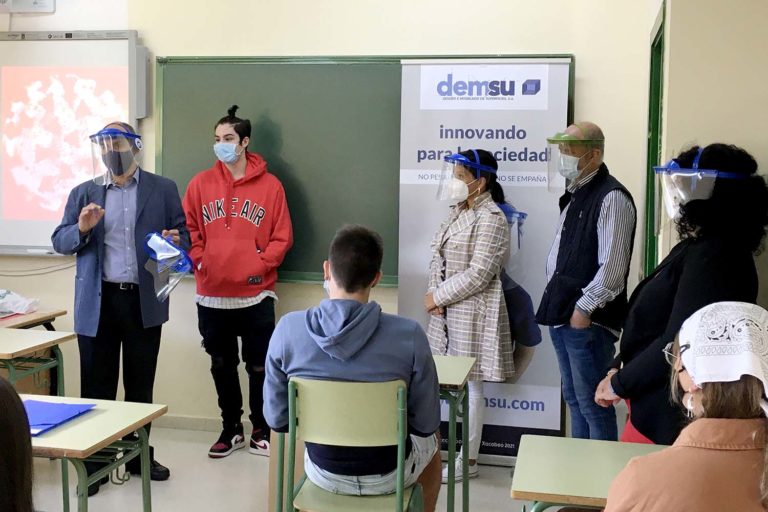 A empresa Demsu doa case que dúas mil pantallas protectoras aos centros de ensino medio e bacharelato de Mos
