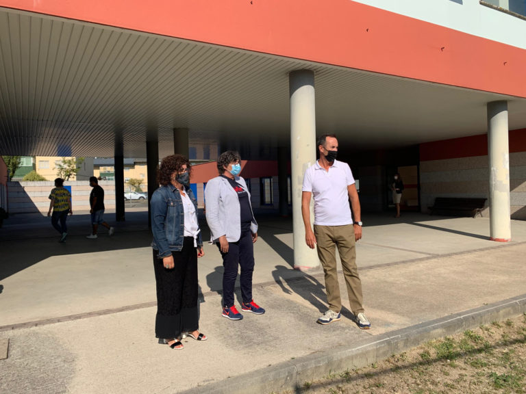 A alcaldesa e a concelleira de Educación comprobaron os protocolos no primeiro día de volta ás clases