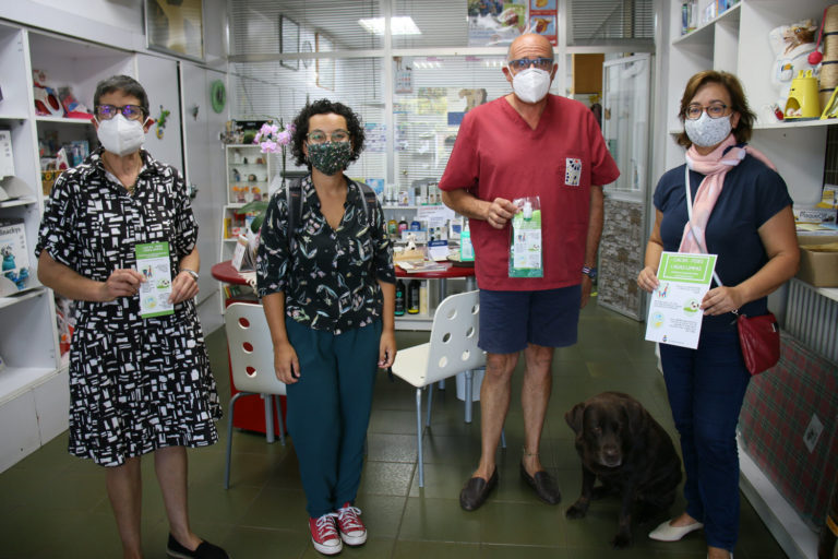 A Guarda continúa co reparto de material da campaña de concienciación sobre limpeza viaria para propietarios de animais