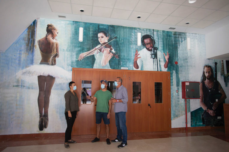 Nigrán estrea un gran mural na entrada do auditorio a cargo do artista multidisciplinar Diego Lago