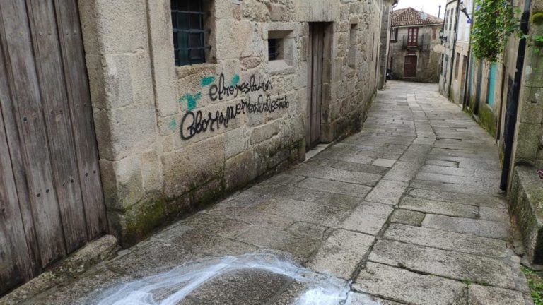 O Concello de Tui condena as pintadas rexistradas no conxunto histórico nas últimas xornadas