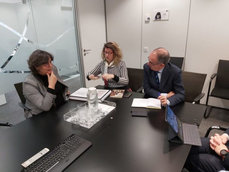 A alcaldesa do Porriño anuncia á veciñanza que a supresión do paso a nivel está máis preto dende hoxe
