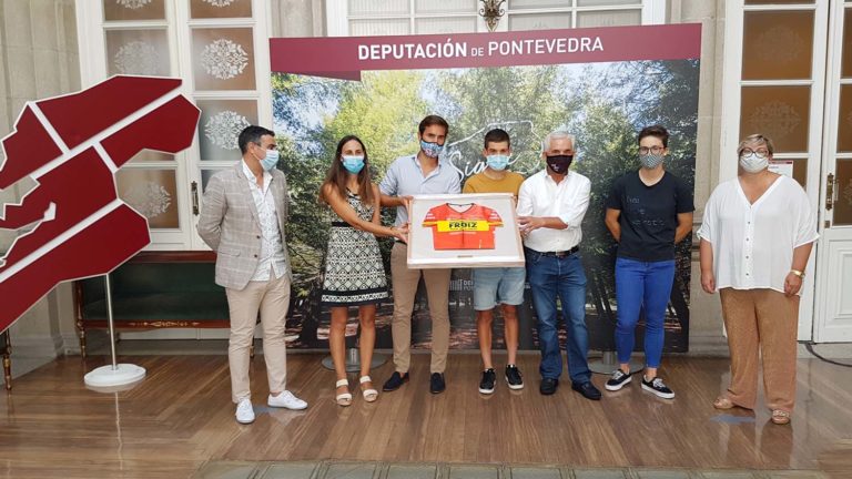 O redondelán Samuel Blanco, campión de España de ciclismo en ruta na categoría elite, entrega o seu maillot á Deputación
