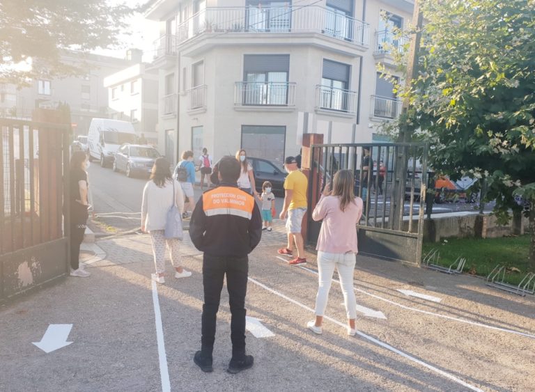 12 voluntarios colaboran cos centros educativos do municipio para coordinar entradas e saídas seguras do alumnado