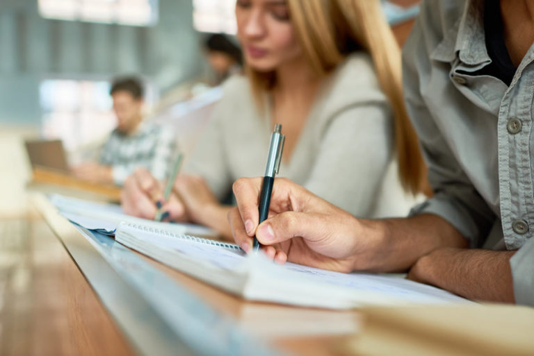A Xunta axudará ata con 3.000 euros aos universitarios con dificultades para continuar cos estudos