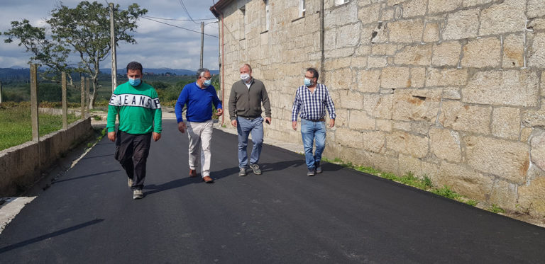 Rematan as obras de reposición do pavimento no Barrio do Reguengo, na parroquia nevense de Tortoreos