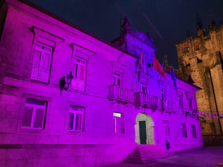 A Casa do Concello iluminouse de rosa pola Día Mundial contra o Cancro de mama