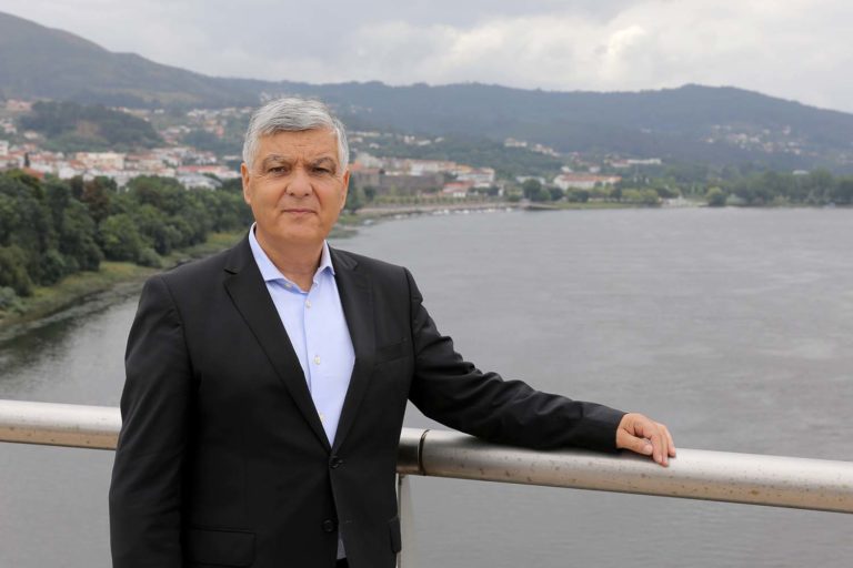 O alcalde de Cerveira denuncia o peche da sucursal do Santander Totta na vila e “privilexiará” as dúas entidades que manteñen as súas oficinas