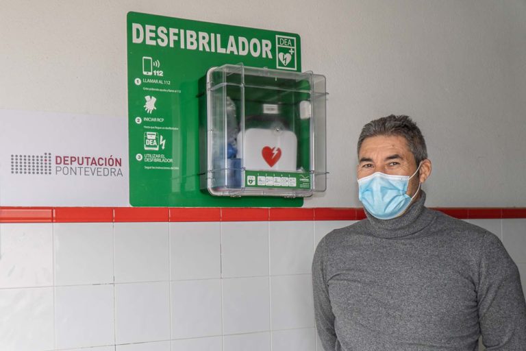 O campo de fútbol do Alivio, en Tomiño, conta xa cun desfibrilador