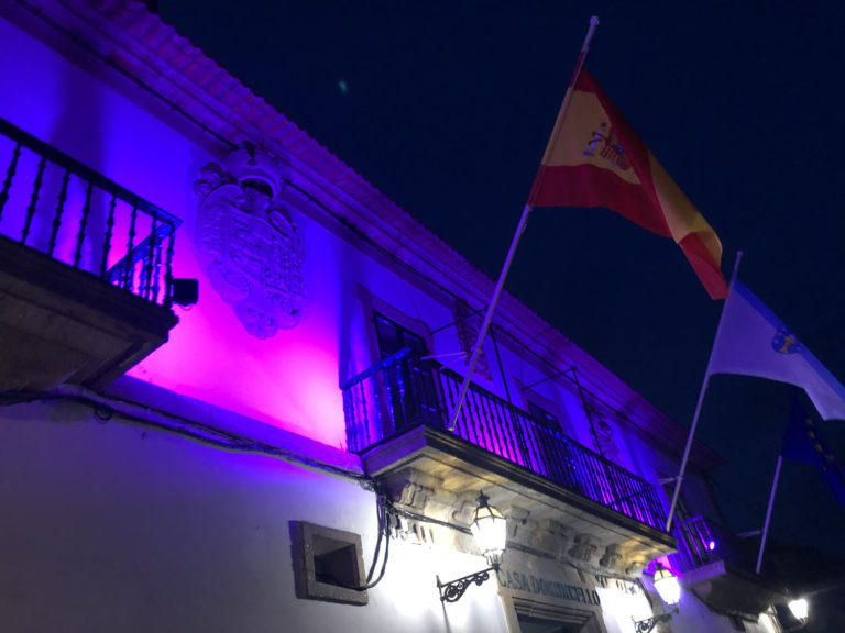 Baiona conmemora o Día Mundial do Cancro de Mama tinguindo de rosa a Casa do Concello