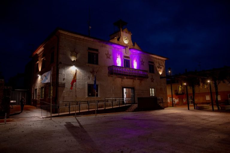Tomiño ilumínase de rosa para visibilizar o cancro de mama