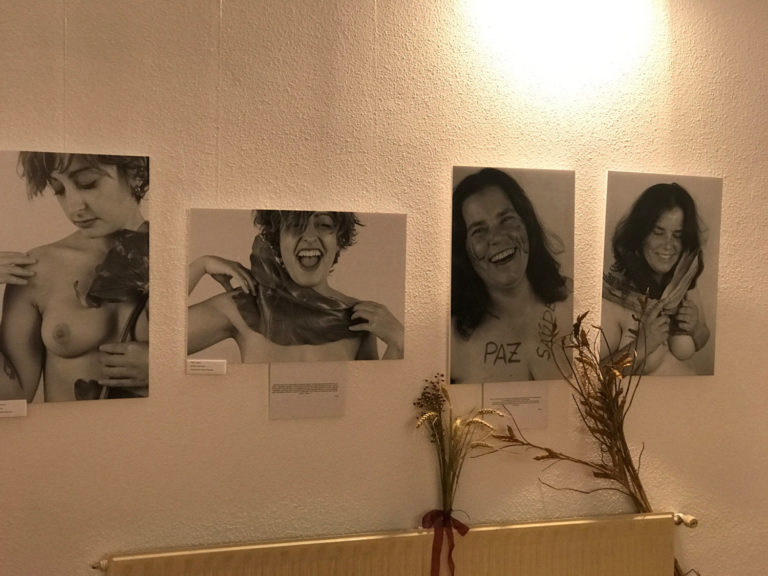A exposición fotográfica do curso “Namórate de Ti” pode verse no mercado municipal até final de mes