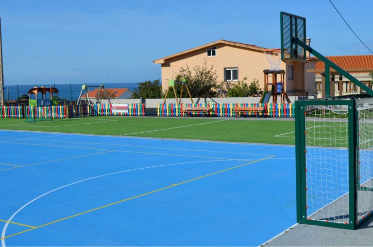 Oia rehabilita o parque infantil de Viladesuso e leva a cabo melloras no campo de fútbol ‘As Tornas’