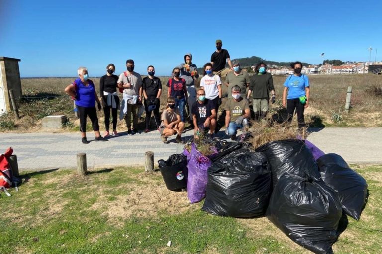 Unha veintena de persoas voluntarias traballaron na eliminación de especies invasoras nas dunas de Praia América, Nigrán