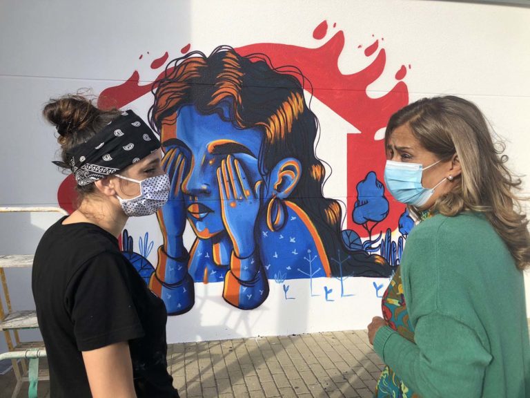 Nana retrata en Tui o pesadelo das mulleres e crianzas confinadas cos seus maltratadores no mural ‘Queda na casa’