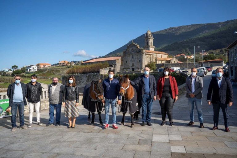 Oia pon en marcha ‘Do Mosteiro a Santiago’ para que persoas con diversidade funcional fagan o Camiño acompañadas por cabalos de raza galega