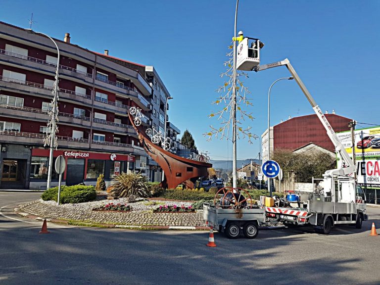Ponteareas instala a iluminación de Nadal para contribuír á actividade comercial na vila