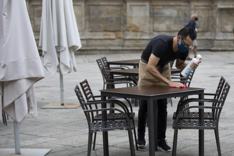 A Xunta amplía as axudas ata os 7M€ para facilitar a restaurantes e cafeterías o acondicionamento de terrazas e as vendas a domicilio ou para levar
