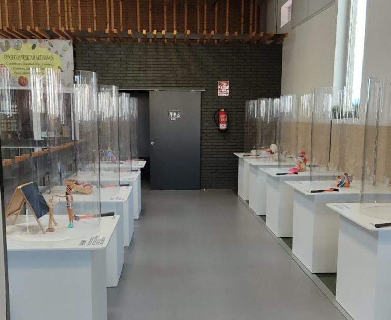 A Deputación leva ao Mercado do Tomiño a mostra das “Barbies” intervidas para concienciar sobre a necesidade de rachar coa violencia de xénero