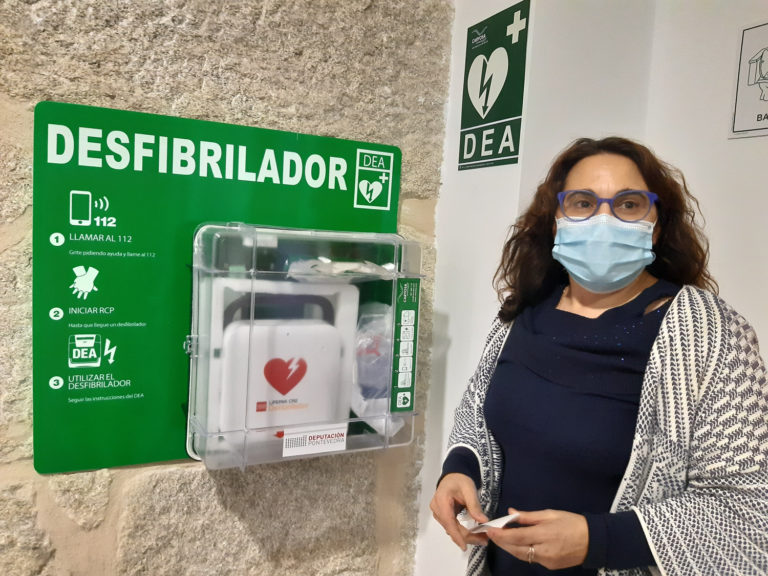 Oia dispón dun novo desfibrilador que quedará situado na casa do Concello
