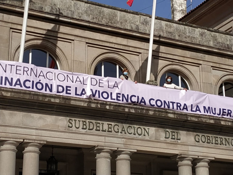 A Subdelegacion do Goberno desprega unha pancarta con motivo do 25N