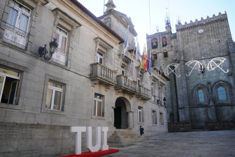 O Concello de Tui executou a demolición das antigas oficinas de Cam-Fram na avenida da Concordia