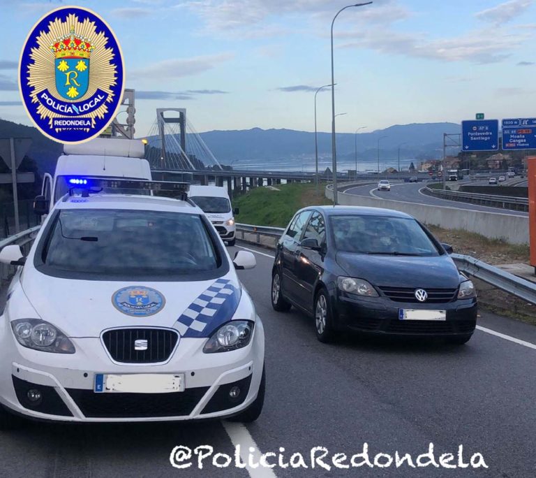 A Policía Local de Redondela denuncia ao condutor duna motocicleta por un suposto delito de falsificación de identidade e cinco faltas máis