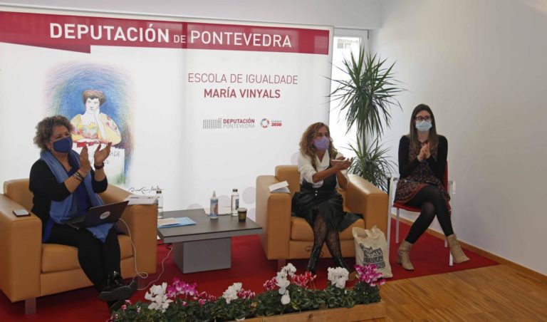 A Escola de Igualdade María Vinyals desmonta o falso mito da libre elección das mulleres e chama a rachar coa “cousificación” dos seus corpos