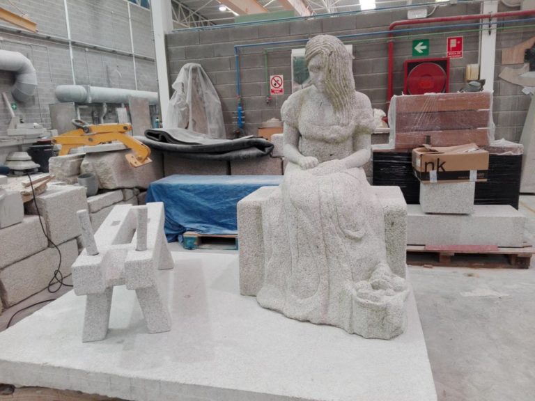 O Concello de Mos lucirá a escultura da Costureira da exposición “D’Pedra” da Deputación de Pontevedra